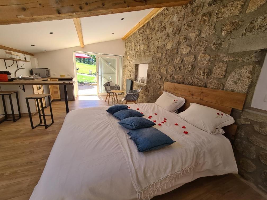 Room Lover Les Chaizes Saint-Romain-Lachalm Exterior photo